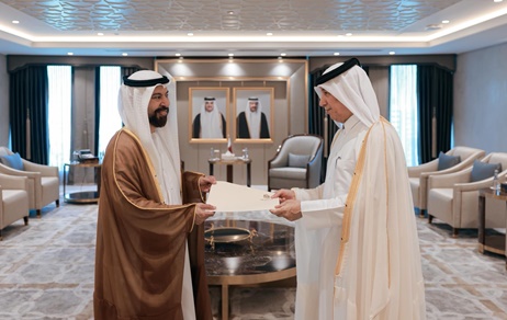 وزير الدولة للشؤون الخارجية يتسلم نسخة من أوراق اعتماد السفير الإماراتي