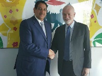 نائب الرئيس التنفيذي لمجموعة ايني الإيطالية النفطية يجتمع مع سفير قطر