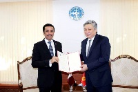 وزارة الخارجية القيرغيزية تمنح شهادة تكريم لسعادة سفير قطر