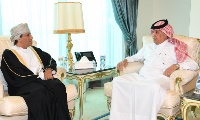 وزير الدولة للشؤون الخارجية يجتمع مع وفد من الخارجية العمانية