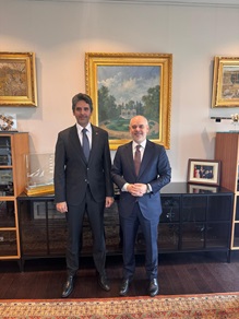 كبير مستشاري الرئيس التركي لشؤون السياسة الخارجية والأمن يجتمع مع سفير دولة قطر