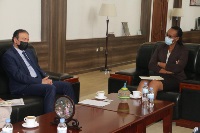 وزيرة الرياضة بجمهورية رواندا تجتمع مع سفير دولة قطر