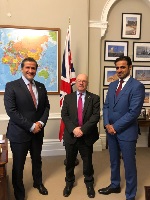 وزير الدولة البريطاني للتنمية الدولية يجتمع مع  مسؤولين قطريين 