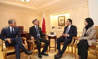 نائب رئيس مجلس الوزراء وزير الخارجية يجتمع مع وزير خارجية سنغافورة