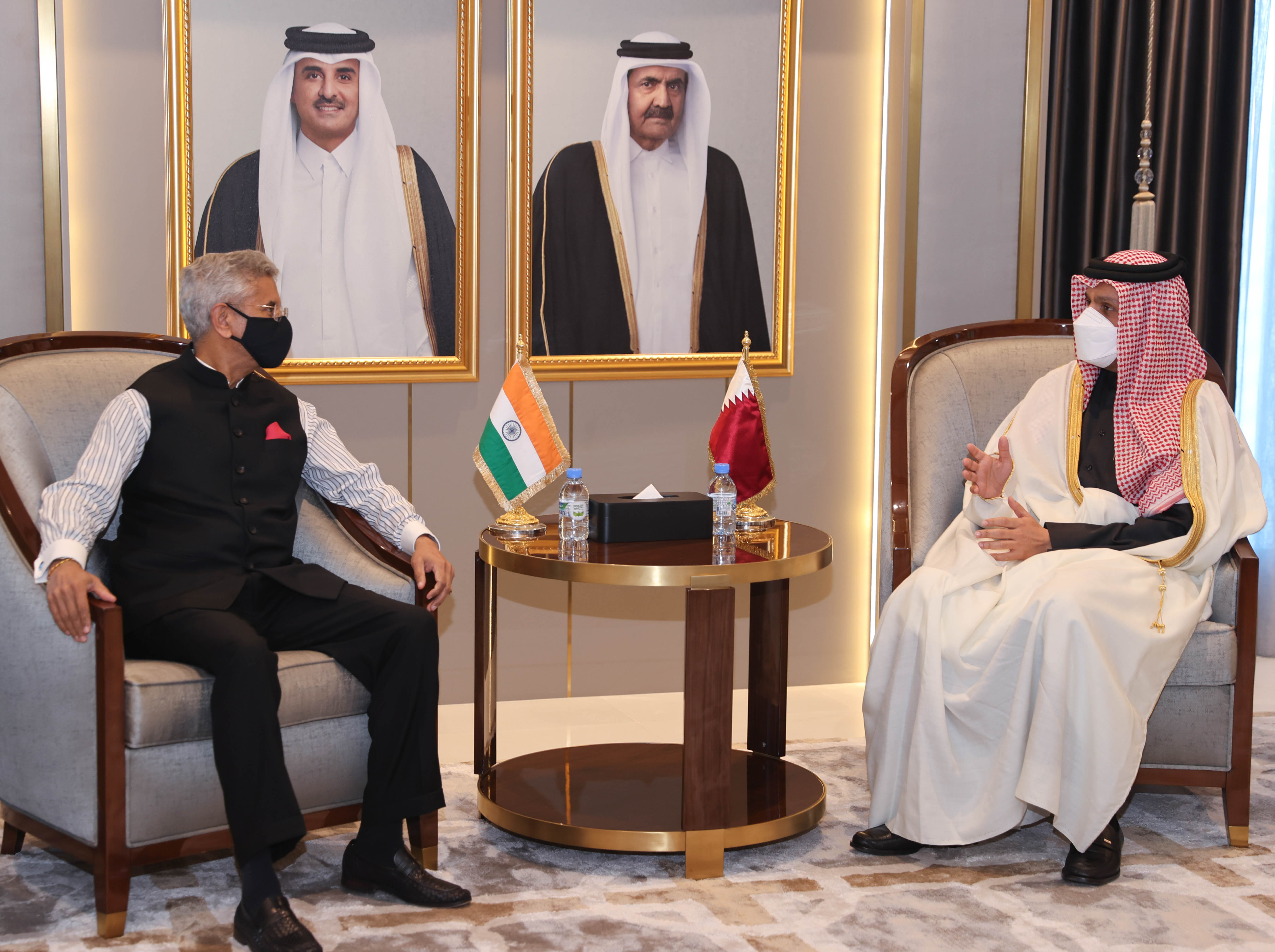 نائب رئيس مجلس الوزراء وزير الخارجية يجتمع مع وزير الخارجية الهندي