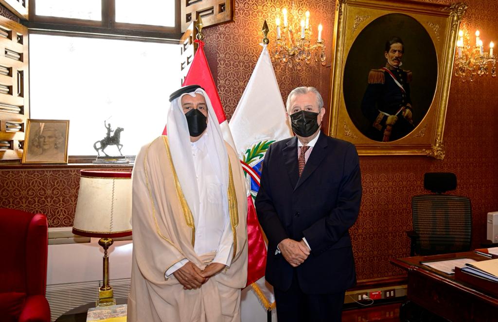 وزير خارجية جمهورية بيرو يجتمع مع سفير دولة قطر