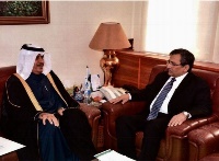 وزير التجارة الباكستاني يجتمع مع سفير قطر