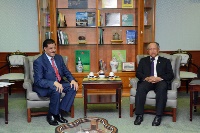 وزير الثقافة بسلطنة بروناي دار السلام يجتمع مع سفير دولة قطر