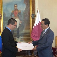 وزير خارجية فنزويلا يتسلم نسخة من أوراق اعتماد سفير دولة قطر