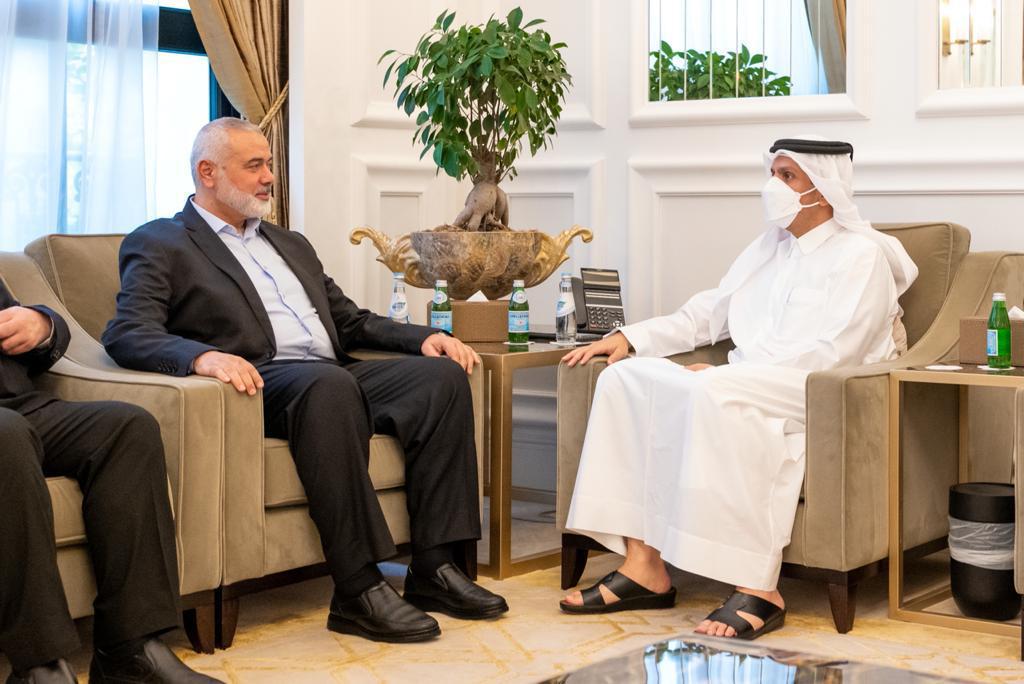 نائب رئيس مجلس الوزراء وزير الخارجية يجتمع مع رئيس المكتب السياسي لحركة حماس
