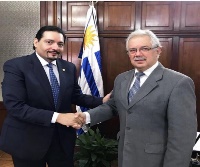 وزير الدفاع الأوروغوياني يجتمع مع سفير قطر 