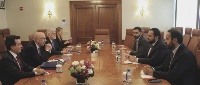 وزير الدولة بوزارة الخارجية يجتمع مع وكيل الأمين العام لمكتب الأمم المتحدة لمكافحة الإرهاب 