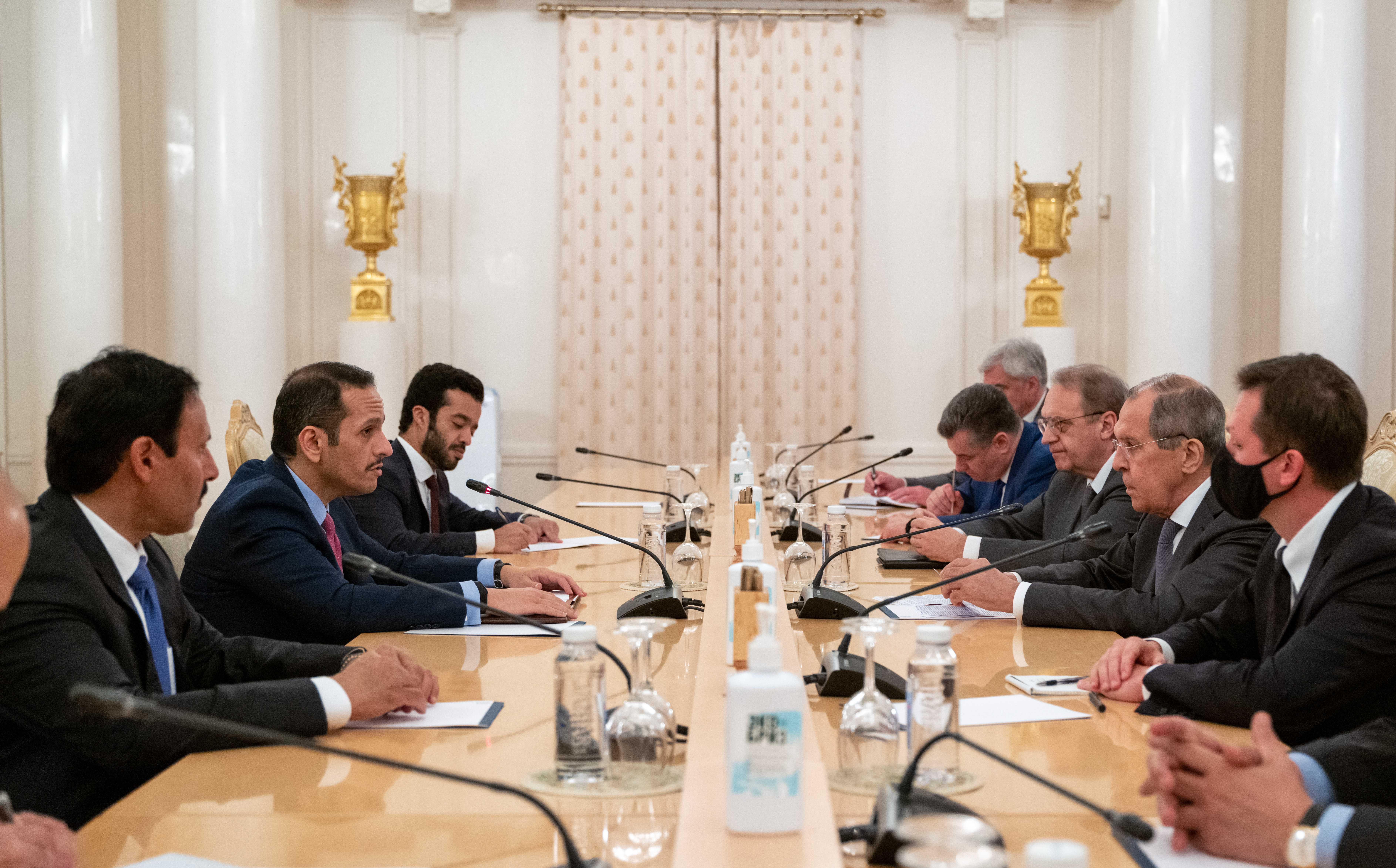 نائب رئيس مجلس الوزراء وزير الخارجية يجتمع مع وزير الخارجية الروسي