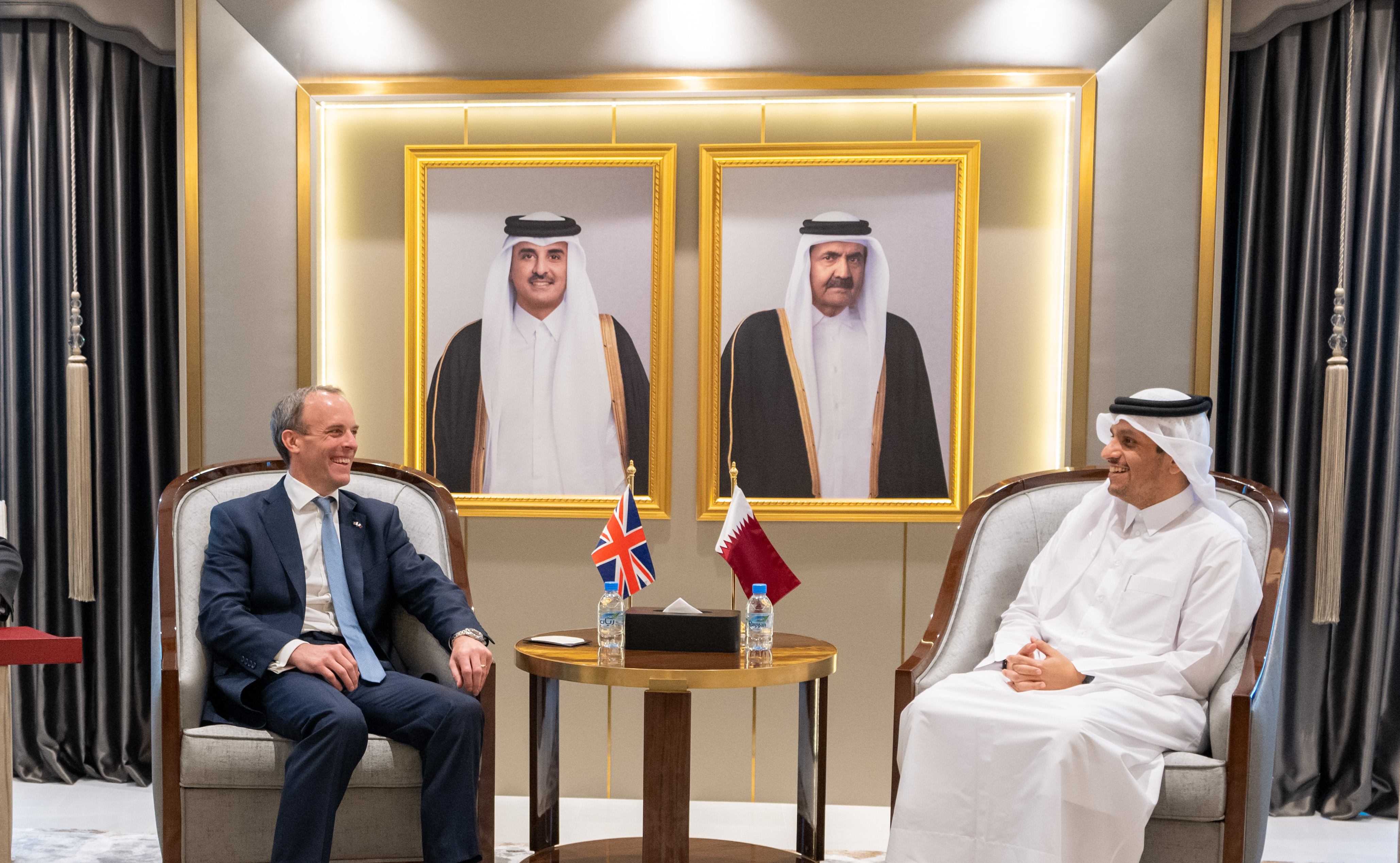 نائب رئيس مجلس الوزراء وزير الخارجية يجتمع مع وزير الخارجية والتنمية البريطاني