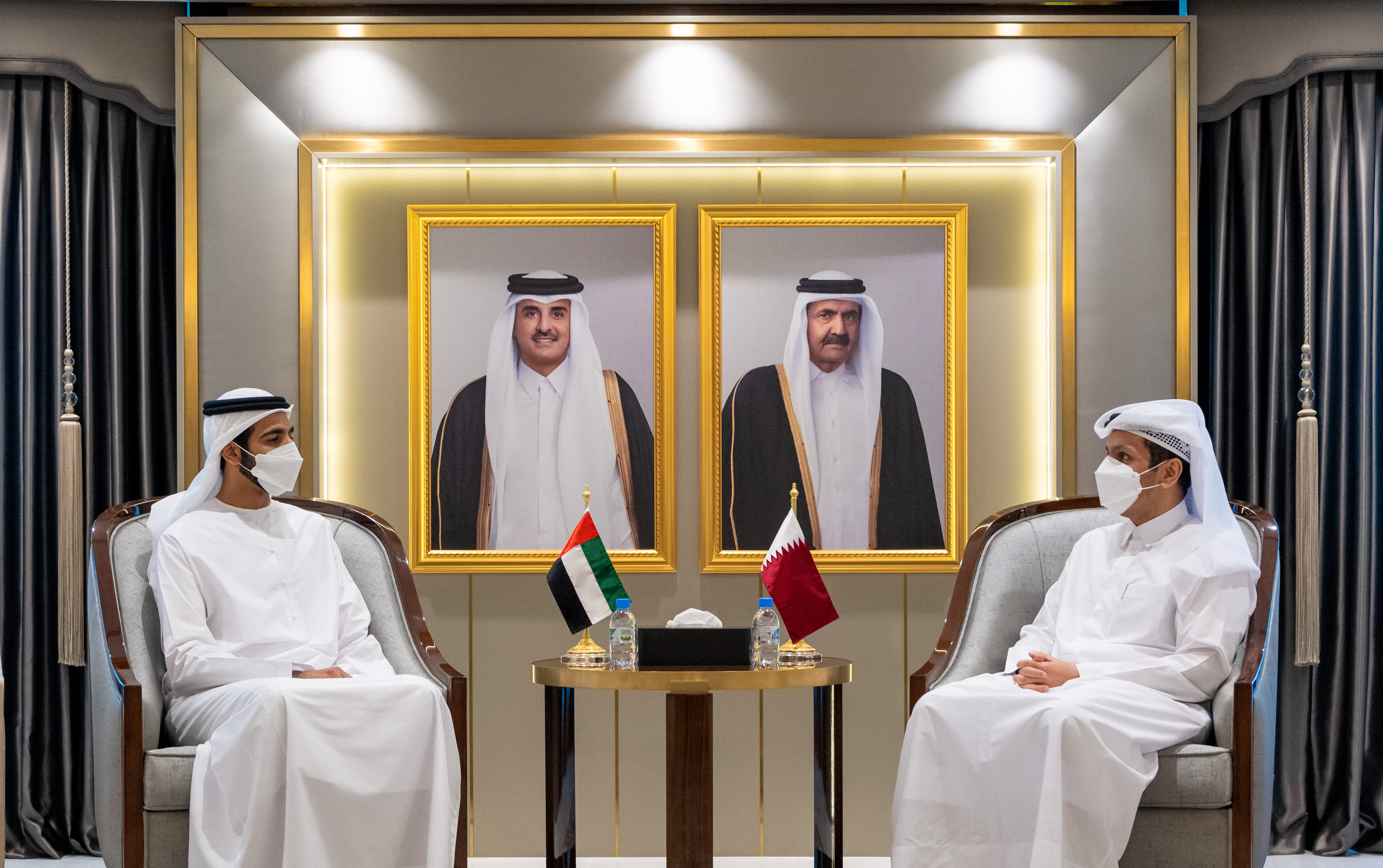 نائب رئيس مجلس الوزراء وزير الخارجية يجتمع مع وزير الدولة بوزارة الخارجية والتعاون الدولي في الإمارات