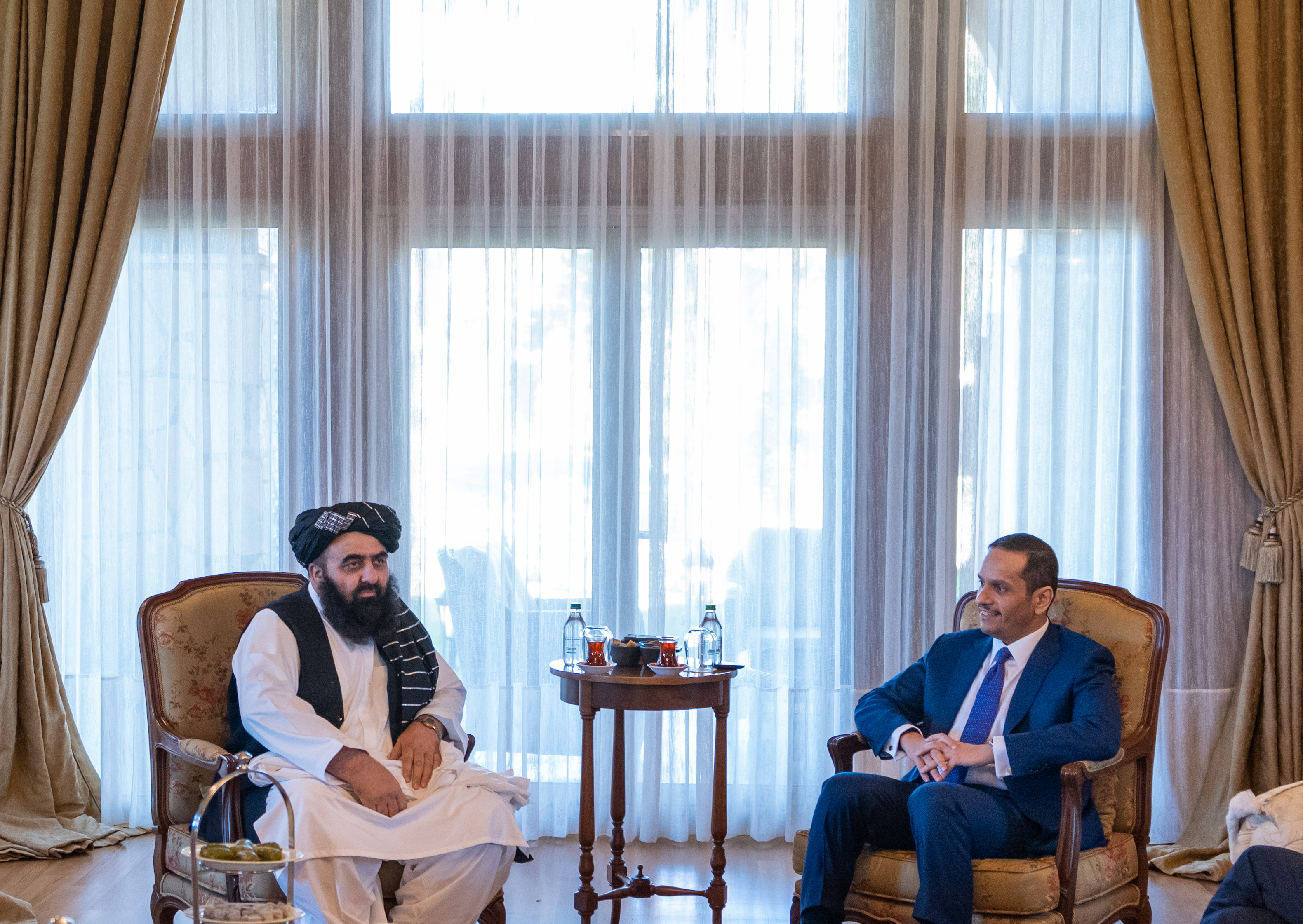 نائب رئيس مجلس الوزراء وزير الخارجية يجتمع مع القائم بأعمال وزير الخارجية بحكومة تصريف الأعمال الأفغانية والمبعوث الأميركي الخاص لأفغانستان