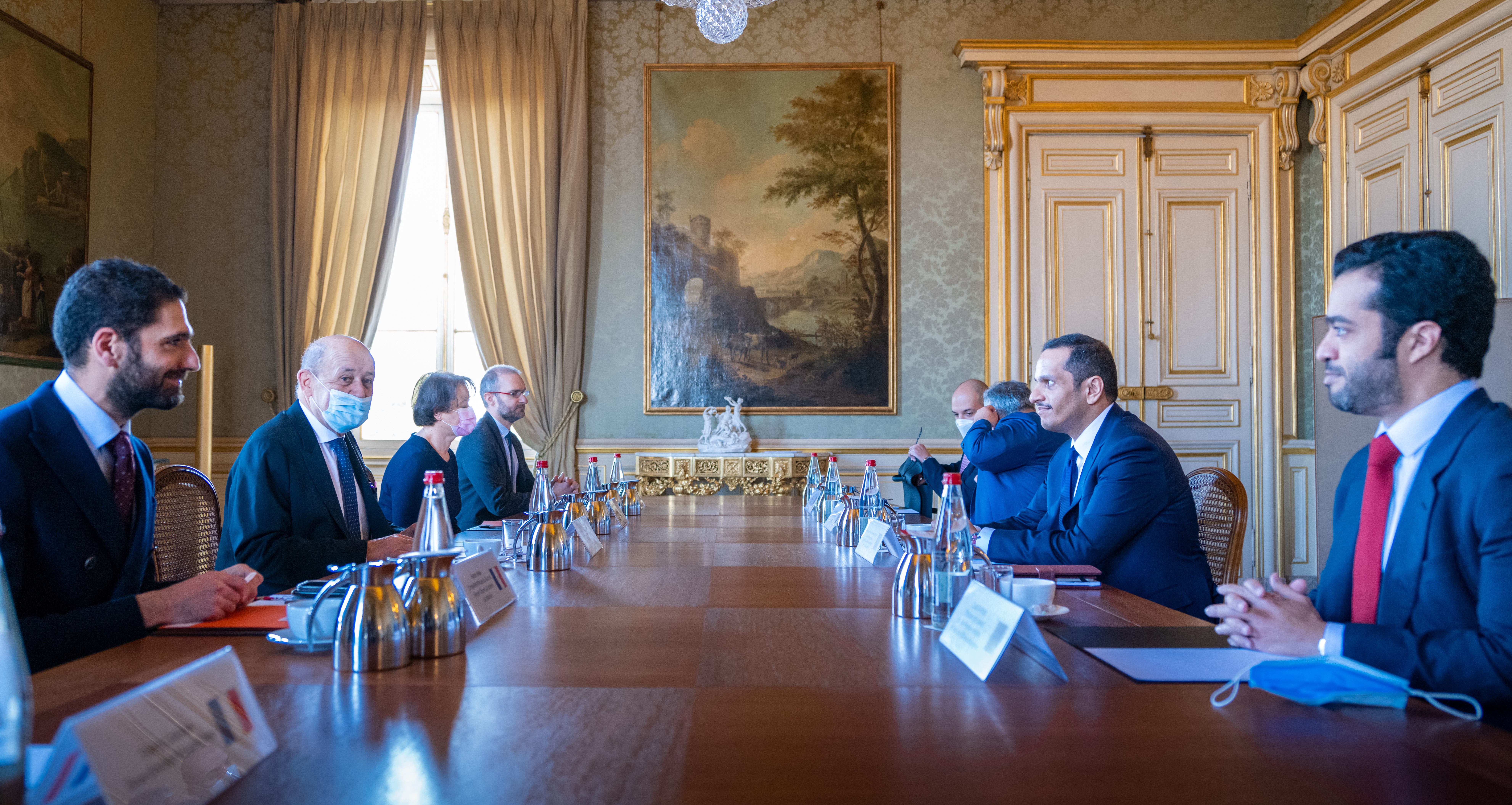 نائب رئيس مجلس الوزراء وزير الخارجية يجتمع مع وزير أوروبا والشؤون الخارجية الفرنسي