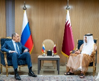 نائب رئيس مجلس الوزراء وزير الخارجية يجتمع مع وزير الخارجية الروسي 