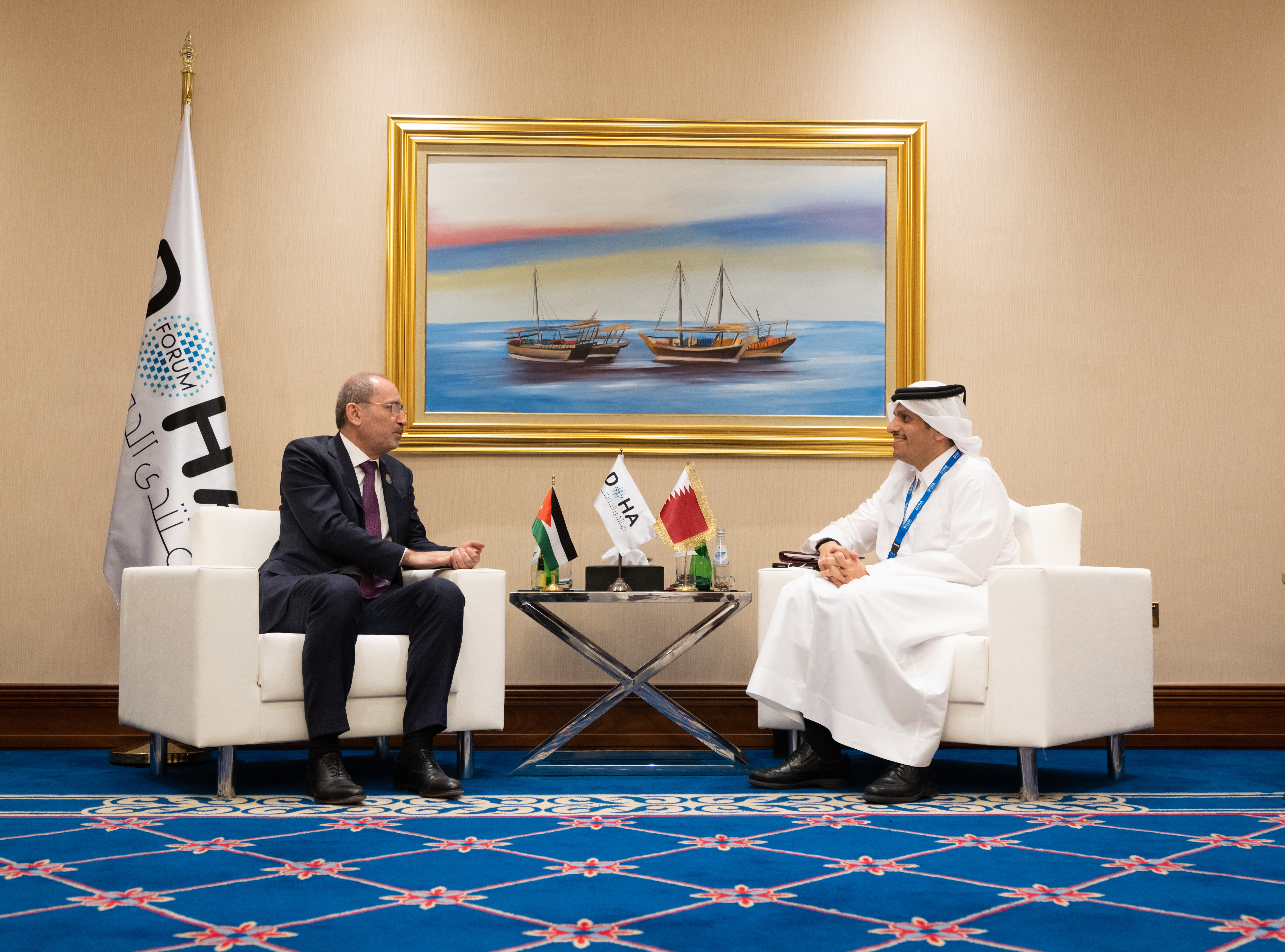 نائب رئيس مجلس الوزراء وزير الخارجية يجتمع مع مسؤولين على هامش منتدى الدوحة
