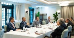 نائب رئيس مجلس الوزراء وزير الخارجية يشارك في اجتماع طاولة مستديرة بسنغافورة