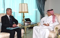وزير الدولة للشؤون الخارجية يجتمع مع سفير لبنان