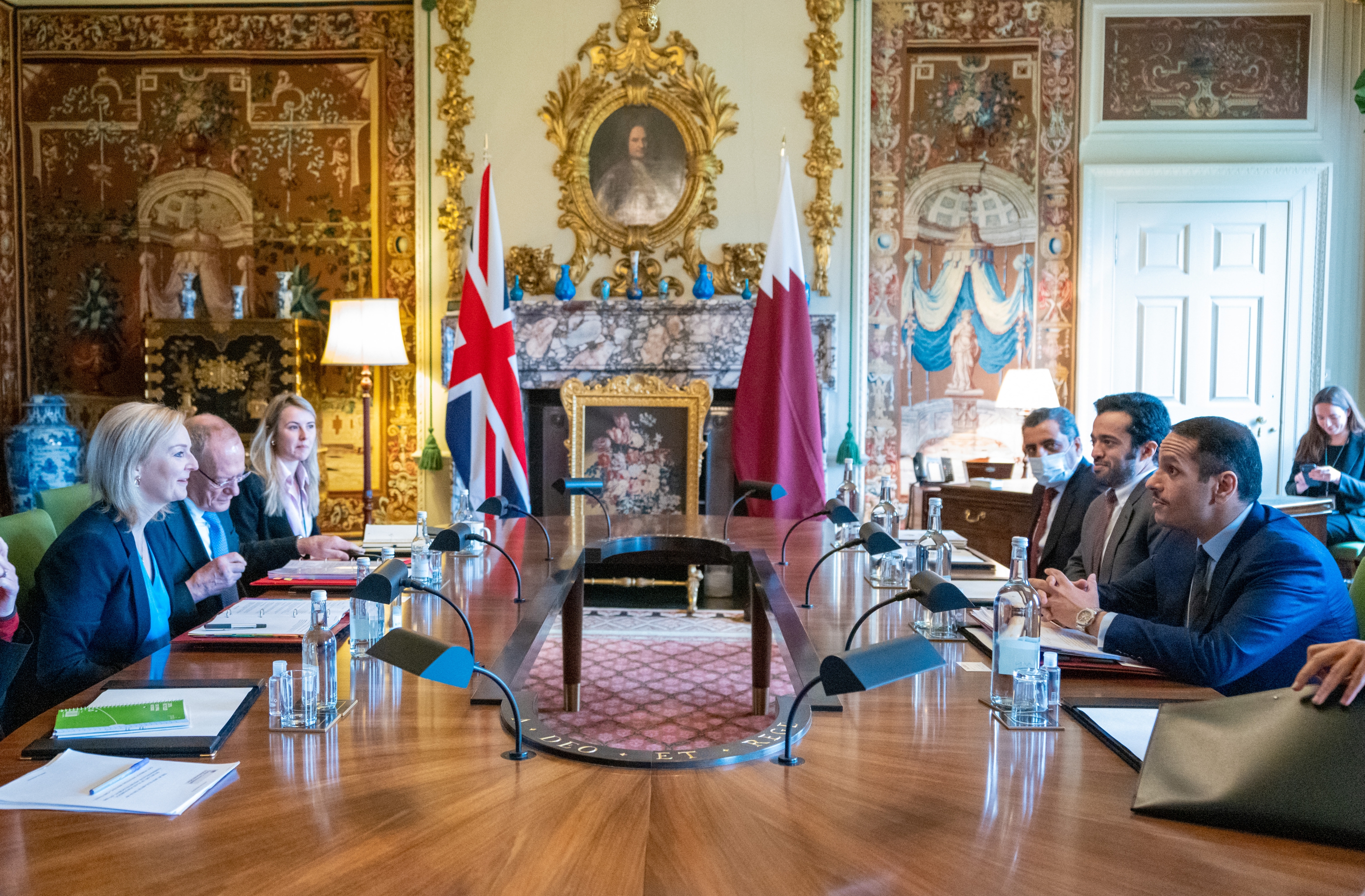 نائب رئيس مجلس الوزراء وزير الخارجية يجتمع مع وزيرة الخارجية البريطانية
