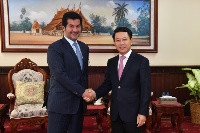 وزير خارجية جمهورية لاوس يجتمع مع سفير دولة قطر