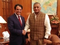 وزير الدولة للشؤون الخارجية الهندي يجتمع مع سفير قطر