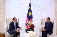وزير خارجية ماليزيا يجتمع مع سفير دولة قطر