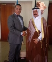 وزير السياحة الكيني يجتمع مع سفير قطر