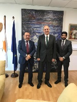 وزير الزراعة والتنمية القروية والبيئة في قبرص يجتمع مع سفير دولة قطر
