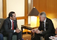 نائب رئيس مجلس الوزراء وزير الخارجية يجتمع مع وزير خارجية فنلندا