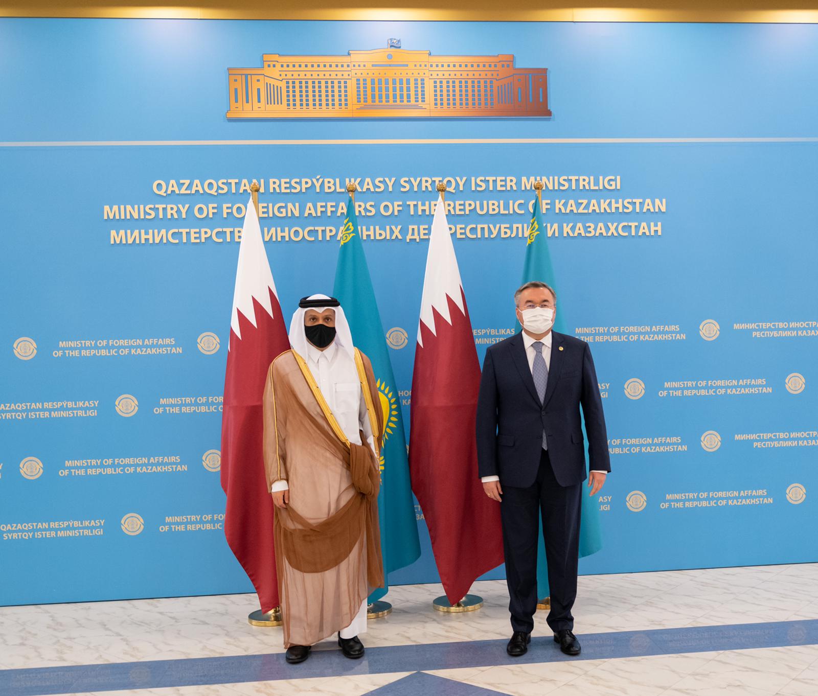 نائب رئيس مجلس الوزراء وزير الخارجية يجتمع مع وزير الخارجية في كازاخستان