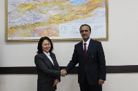 وزيرة الموارد الطبيعية والبيئة والرقابة الفنية في قيرغيزيا تجتمع مع سفير دولة قطر
