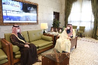 أمير منطقة الرياض يجتمع مع سفير دولة قطر 