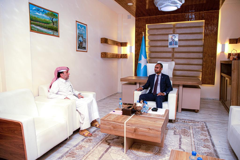 وزير الدفاع الصومالي يجتمع مع سفير دولة قطر 
