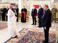 الرئيس اللبناني يستقبل القائم بالأعمال القطري