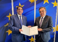 سفير قطر لدى الاتحاد الأوروبي يتسلّم الوثيقة القانونية لمقترح إعفاء القطريين من تأشيرة الشنغن