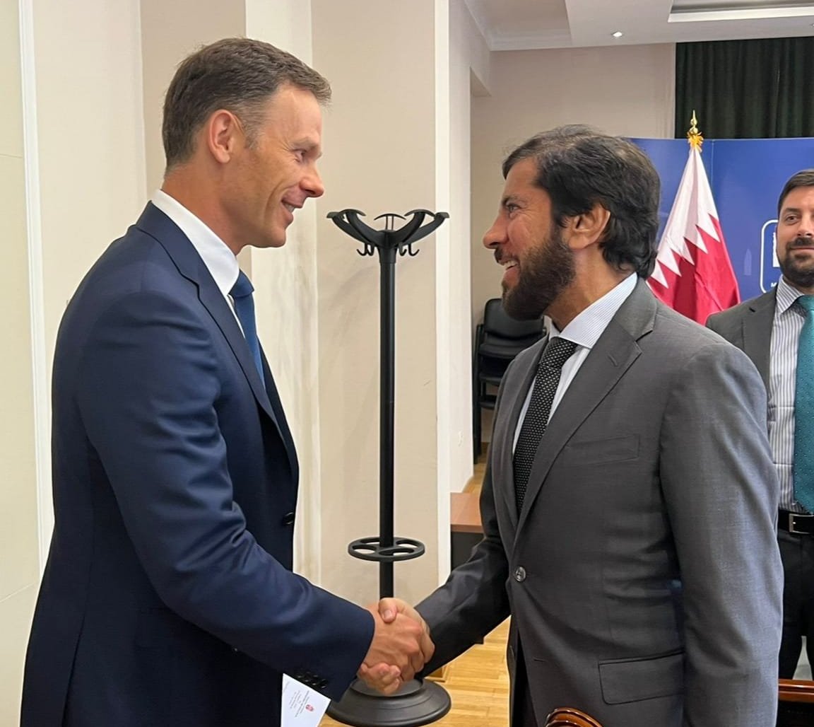 وزير المالية الصربي يجتمع مع سفير دولة قطر 