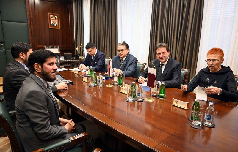 وزير الداخلية الصربي يجتمع مع سفير دولة قطر