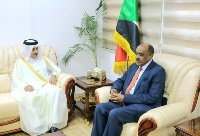 وزير الخارجية السوداني المكلف يتسلّم نسخة من أوراق اعتماد سفير دولة قطر