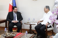 وزير الشؤون الخارجية الفلبيني يجتمع مع سفير دولة قطر 