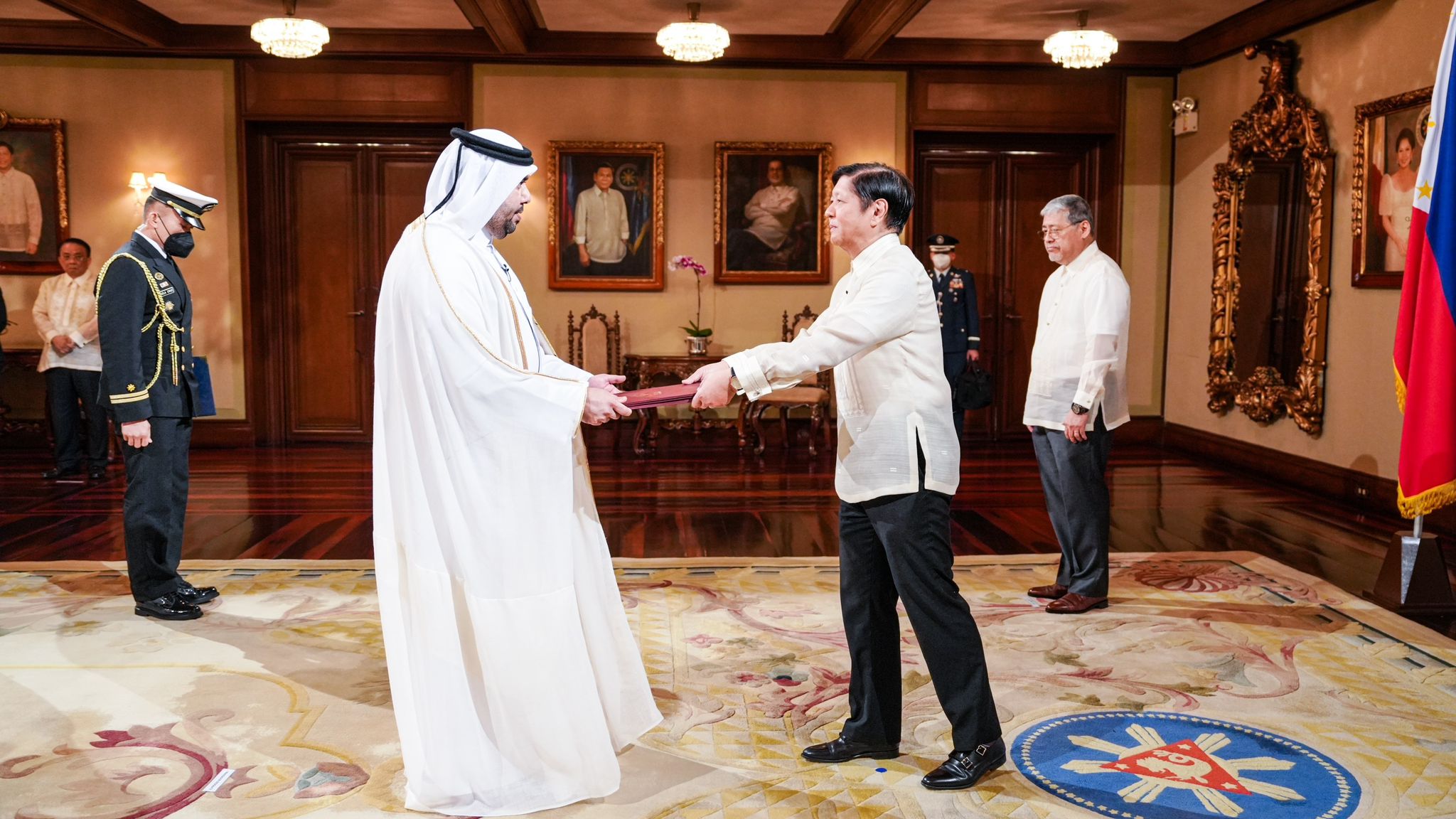 رئيس جمهورية الفلبين يتسلم أوراق اعتماد سفير دولة قطر