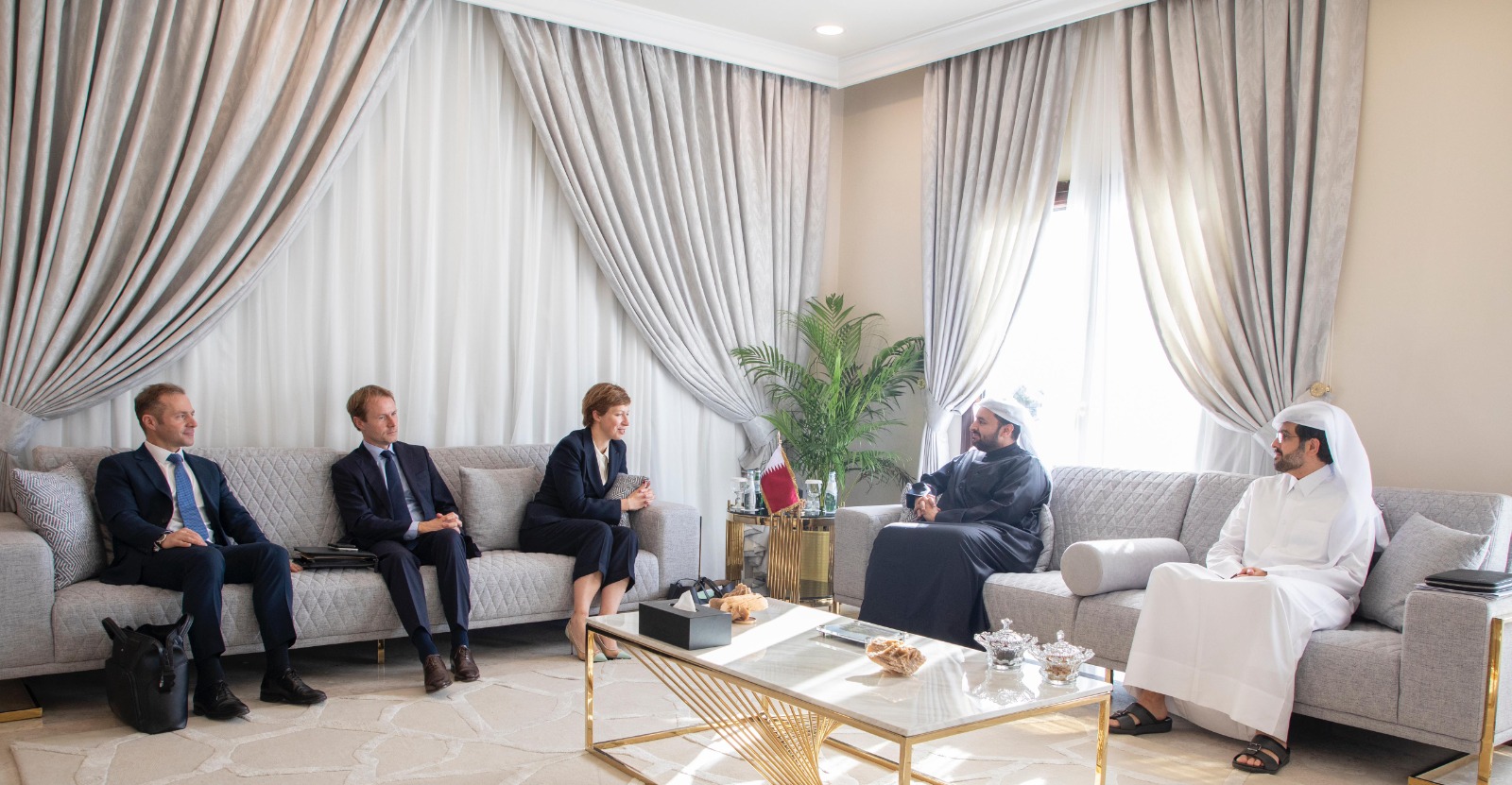 وزير الدولة بوزارة الخارجية يجتمع مع مسؤولين فرنسيين