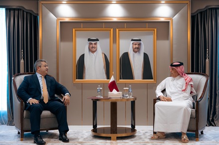 وزير الدولة للشؤون الخارجية يجتمع مع السفير المصري