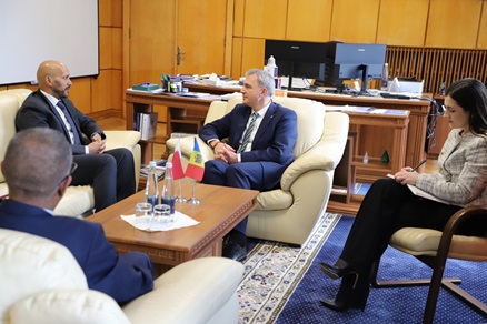 نائب رئيس الوزراء وزير التنمية الاقتصادية والتحول الرقمي بمولدوفا يجتمع مع سفير قطر