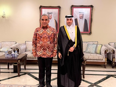 رئيس المجلس الاستشاري الشعبي الإندونيسي يجتمع مع سفير دولة قطر