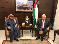 الرئيس الفلسطيني يستقبل رئيس اللجنة القطرية لإعمار قطاع غزة
