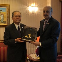 سفير قطر يجتمع مع رئيس جمعية الصداقة اليابانية القطرية 