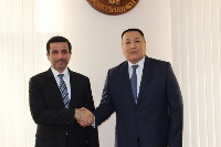 وزير الداخلية القيرغيزي يجتمع مع سفير قطر
